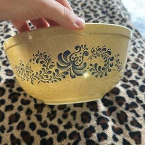 Pyrex homestead bowl size 403. Pre owned, no chips or cracks in the glass!